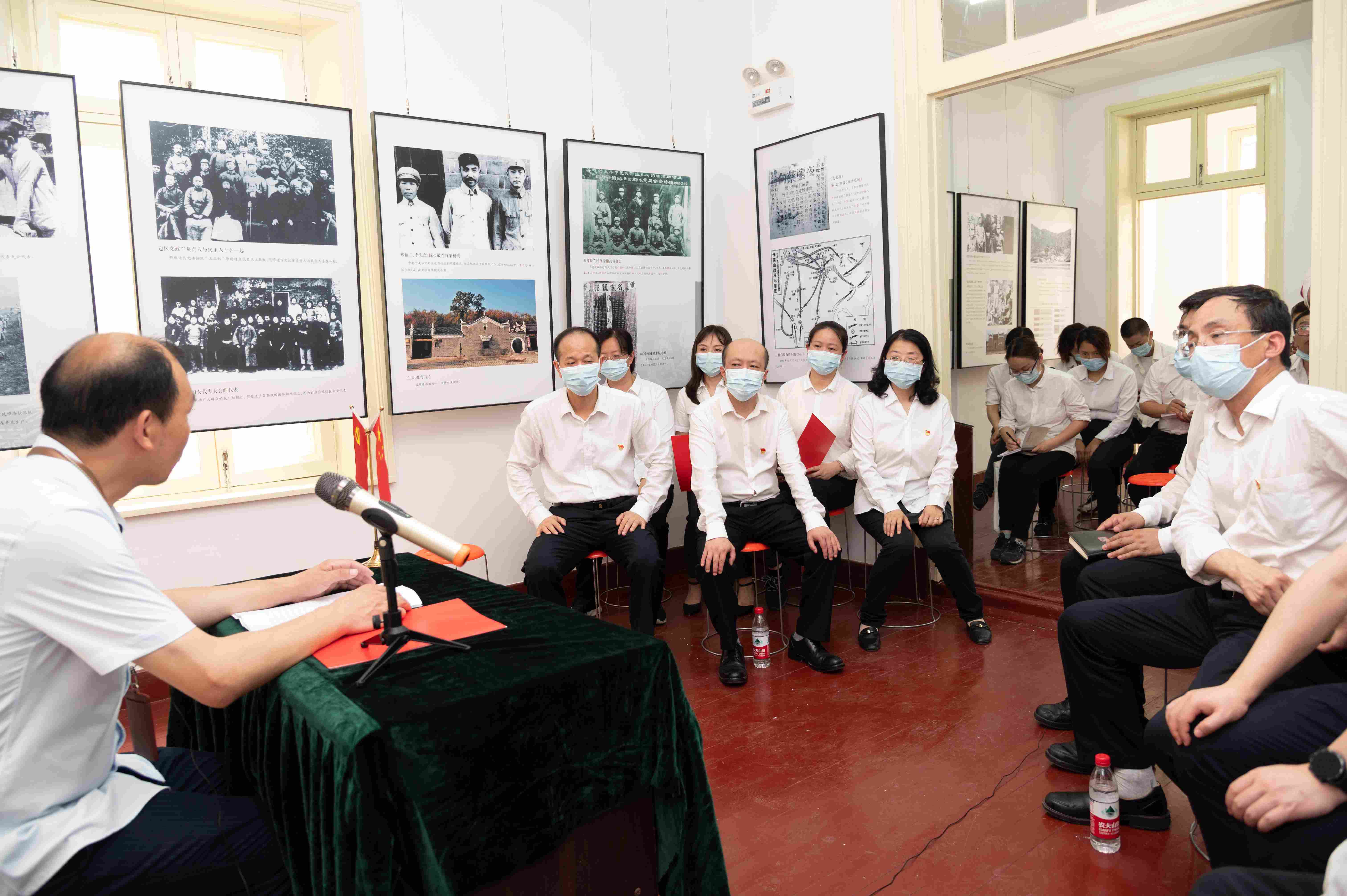 八路军驻武汉办事处旧址纪念馆副馆长周强讲党史.jpg