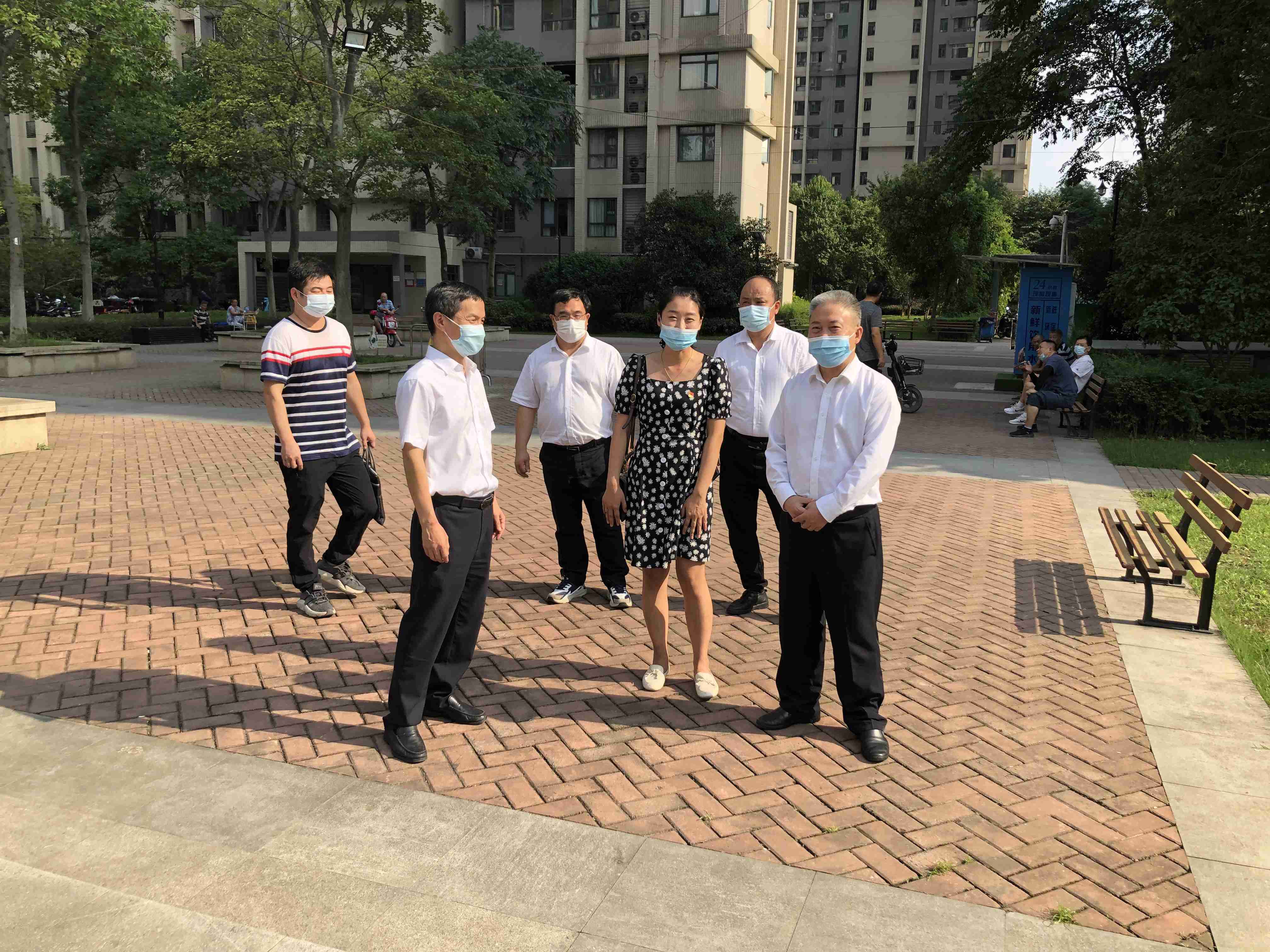 城建集团党委委员、纪委书记杨杰在社区检查修复工作.jpg